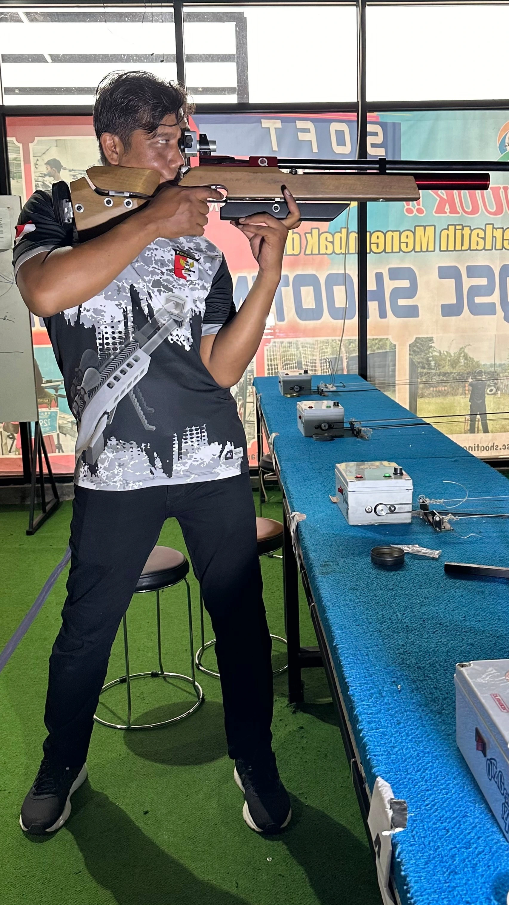 penembak AIR RIFLE 10 M